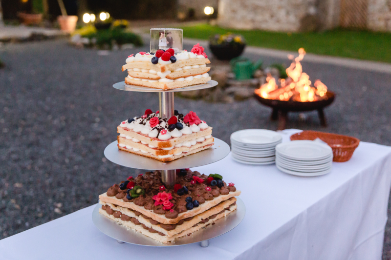 wedding cake by sarahandsamuelphotography